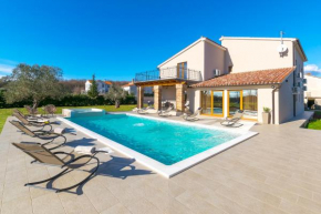 Relaxing pool villa Mattuzzi in Loborika